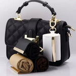 Estuche Bijou colgado de un bolso negro, junto a bolsas enrolladas de varios colores