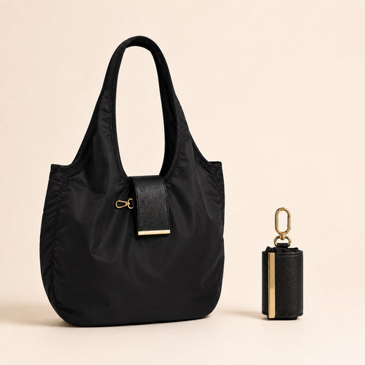 Bijou negro: la bolsa abierta y su estuche llavero