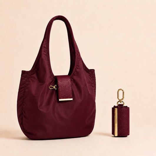 Bijou vino: la bolsa abierta y su estuche llavero
