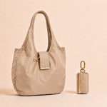 Bijou beige: la bolsa abierta y su estuche llavero