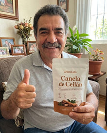 Foto del cliente con su canela ArboraLabs