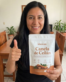 Foto del cliente con su canela ArboraLabs