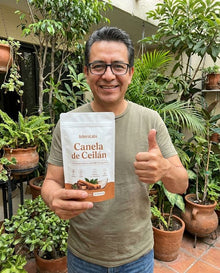 Foto del cliente con su canela ArboraLabs
