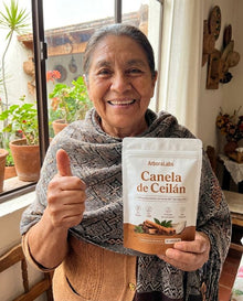 Foto del cliente con su canela ArboraLabs