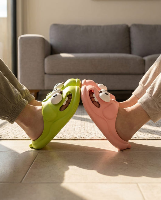 Dos pares de pantuflas Muack tocándose las puntas, como si se besaran